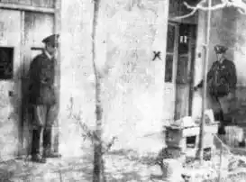 Puede verse aquí la puerta entreabierta de la habitación, marcada con una cruz, donde fue hallado el cuerpo de la victima.