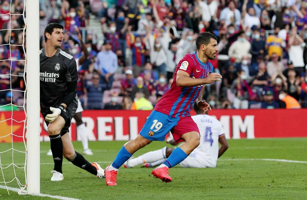 El Kun Agüero marcó su primer gol en Barcelona, que perdió ante Real Madrid 2 a 1