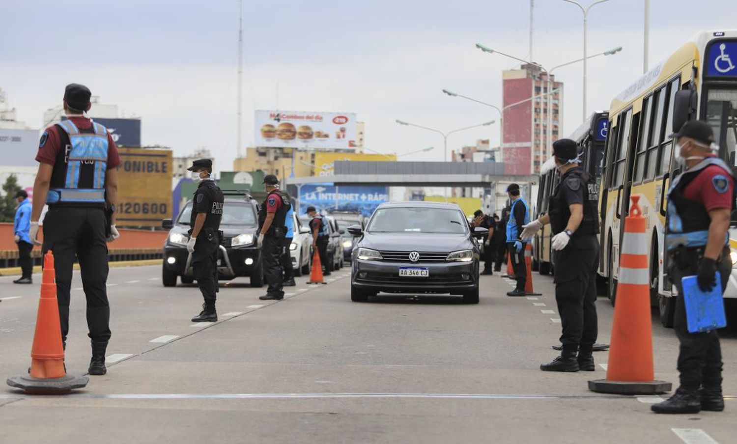 En dos semanas de cuarentena, hubo unos 25.400 detenidos por las fuerzas federales