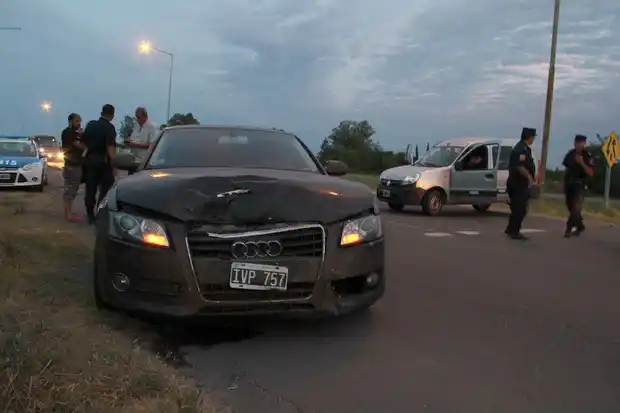 Una camioneta dobló en U y la impactó un Audi en el acceso sur