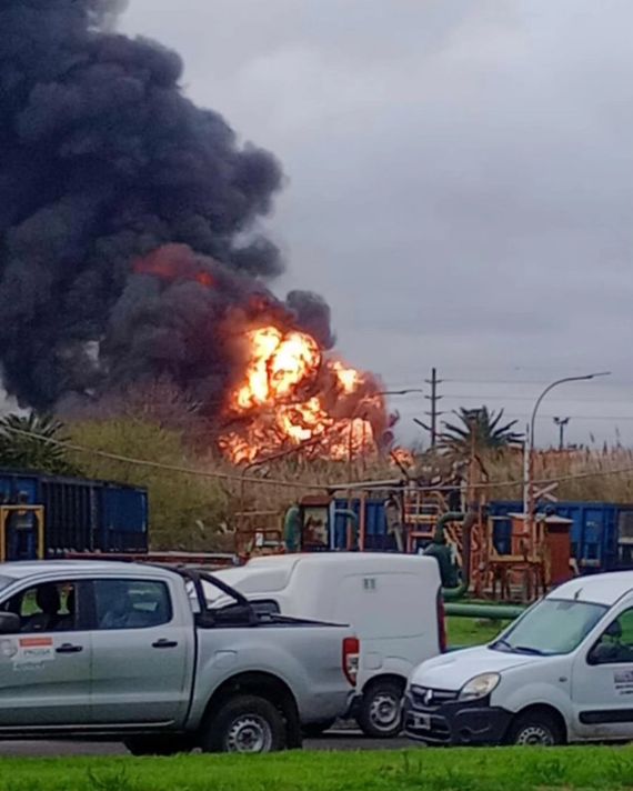 Las impactantes imágenes de un incendio en la refinería de YPF en la zona de La Plata
