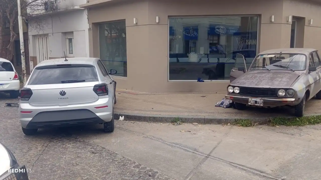 Tras la colisión, ambos vehículos terminaron sobre la vereda.