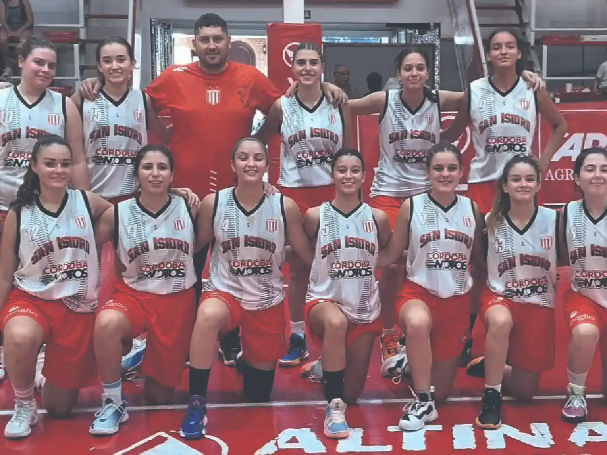 Las chicas salen a la cancha