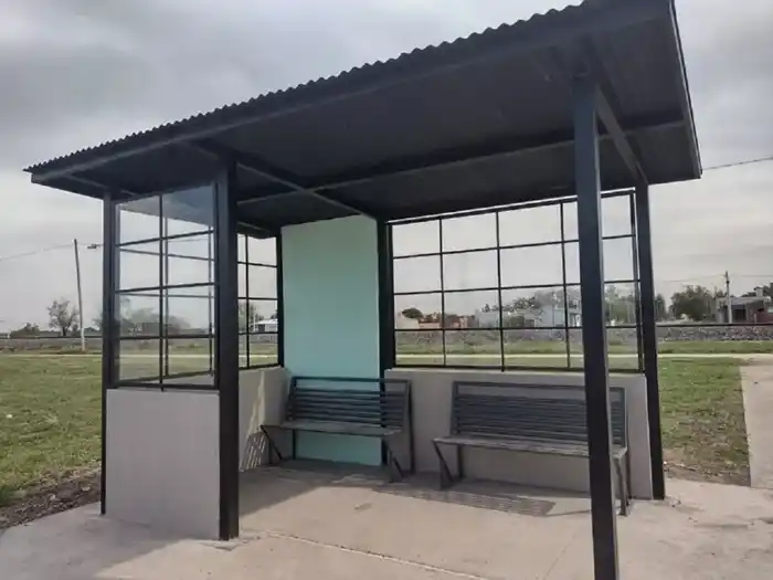 Buscan reforzar la seguridad en las rutas con garitas y señalización en paradas de colectivo