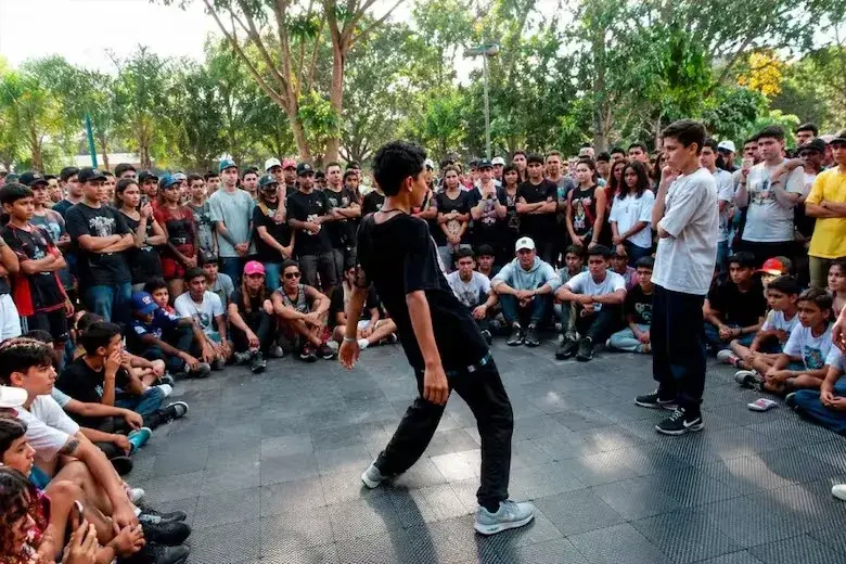 La iniciativa busca trasladar al mundo real algunos de los códigos, gestos y movimientos que se volvieron populares entre jóvenes a través de las plataformas digitales.