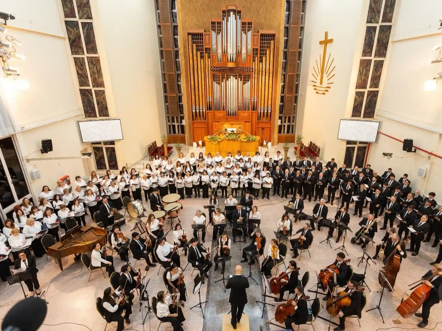 Una de las postales más celebradas de la noche: orquesta y coro en vivo dentro del templo, uniendo tradiciones y sonidos en una experiencia cultural única.