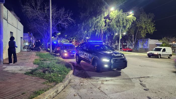 Droga auto fiat siena rojo noche policía patrullero secuestro aristóbulo del valle drogados operativo policial - 6