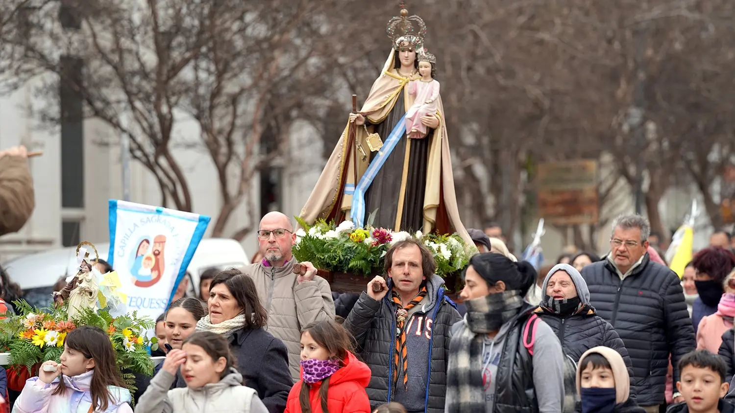 Con la imagen de la virgen, varias familias caminaron por las calles del centro