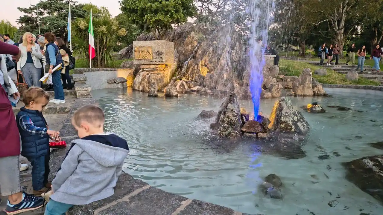 La fuente del Cerrito volvió a funcionar y la comunidad lo celebró en el lugar.