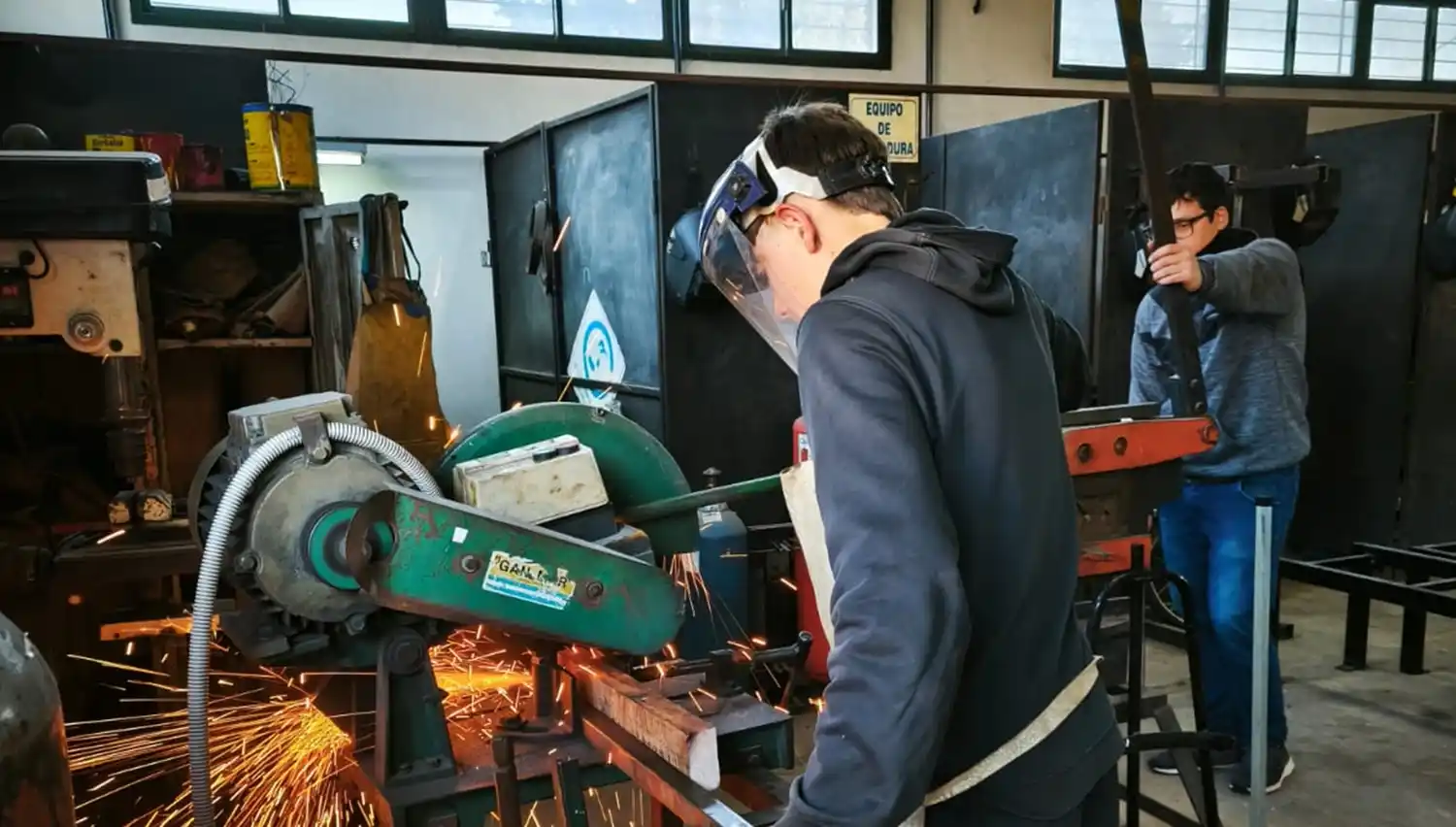 Estudiantes de la Técnica N° 1 entregaron los primeros bancos de plaza fabricados en los talleres de la escuela