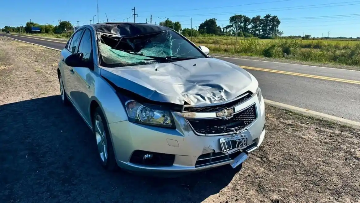 Ruta 11: un auto chocó a una bicicleta y murió un joven de 20 años a la altura de Villa Ocampo