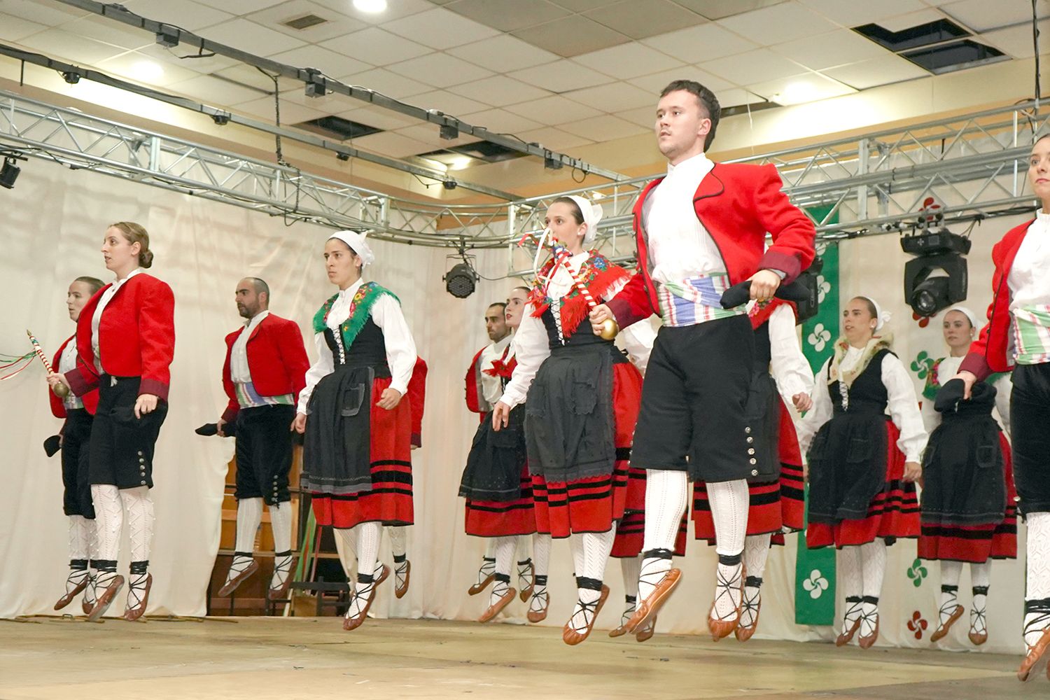 Bailes. Habrá en el festejo del 3 de mayo