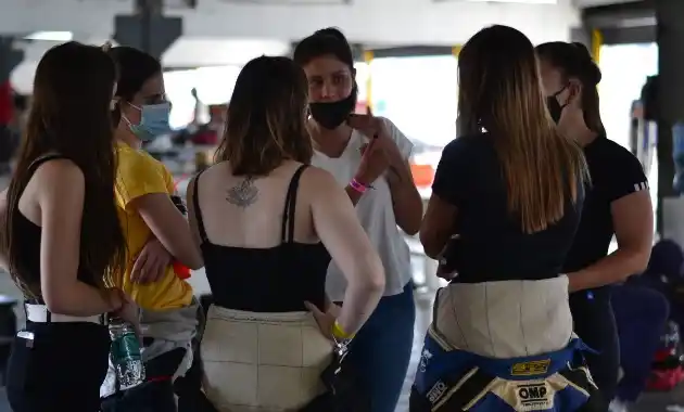 El equipo femenino, listo para salir a pista