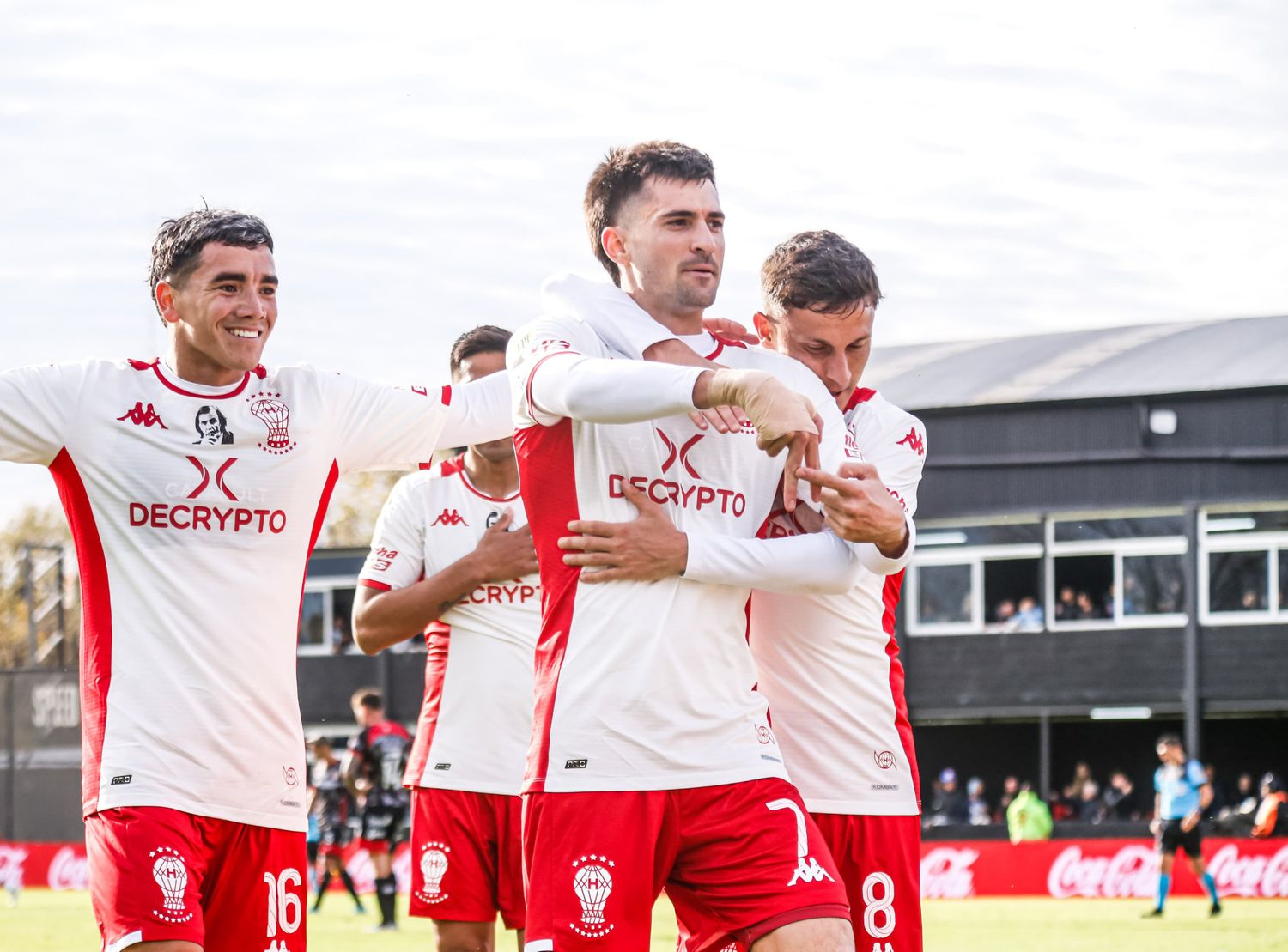 Pussetto, epicentro del festejo de Huracán.