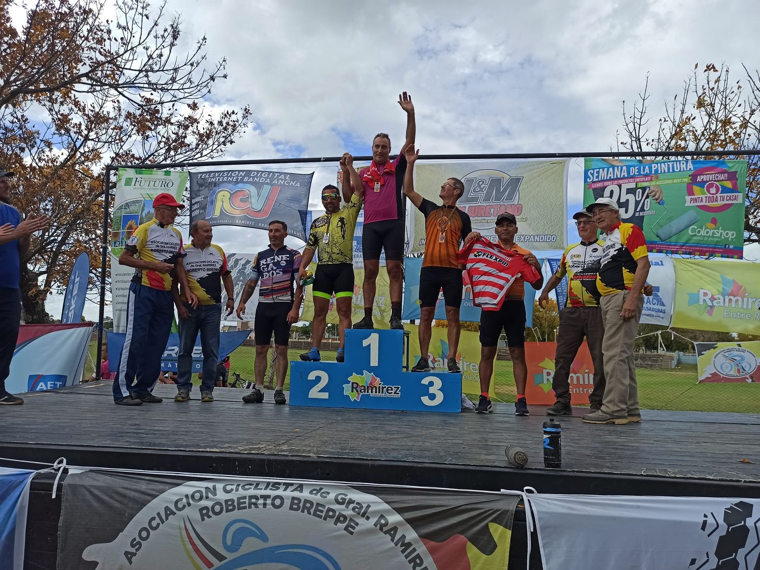 Ramiro Molina en lo más alto del podio. El representante local superó a Hugó Marcó. Barrio Norte prepara su gran festival de Mountain Bike para el venidero 24 de Abril en La Costanera.