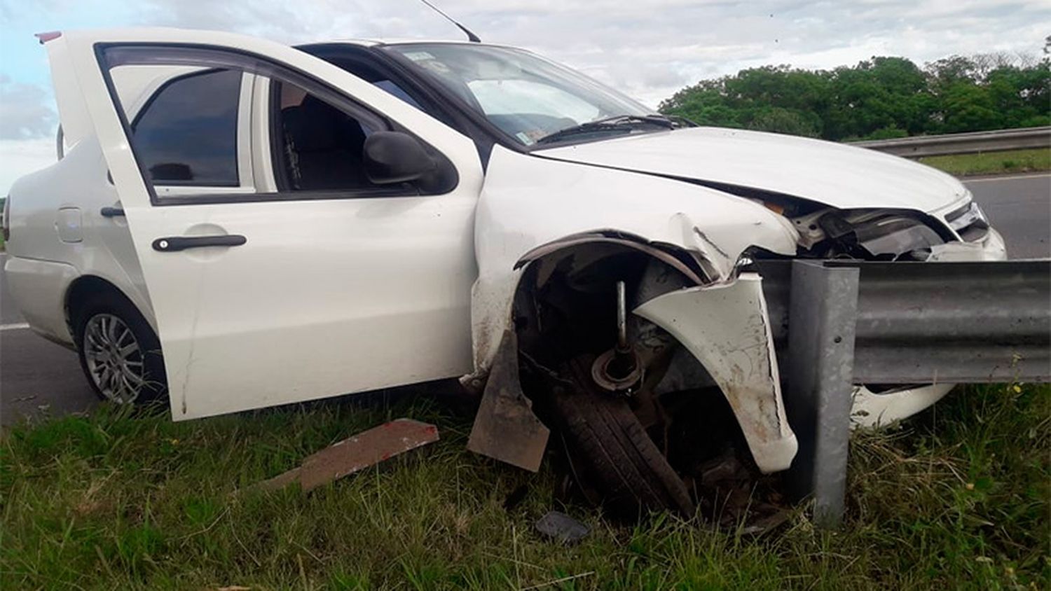 Un auto perdió el control y chocó a una ambulancia en la autovía