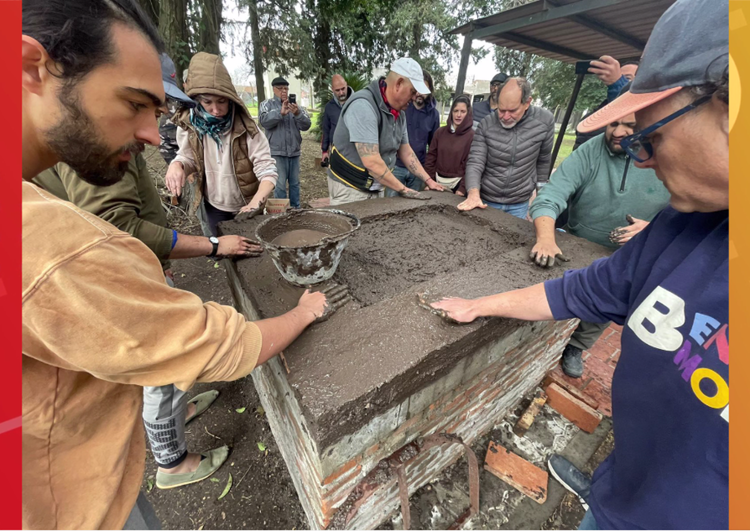 Taller de construcción de hornos de barro en el Museo Histórico Regional