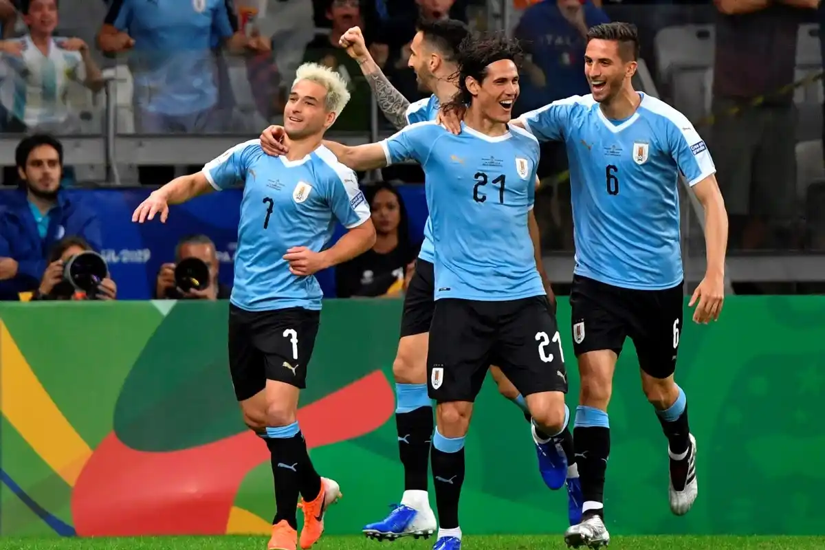 Uruguay mostró su chapa de candidato y goleó a Ecuador