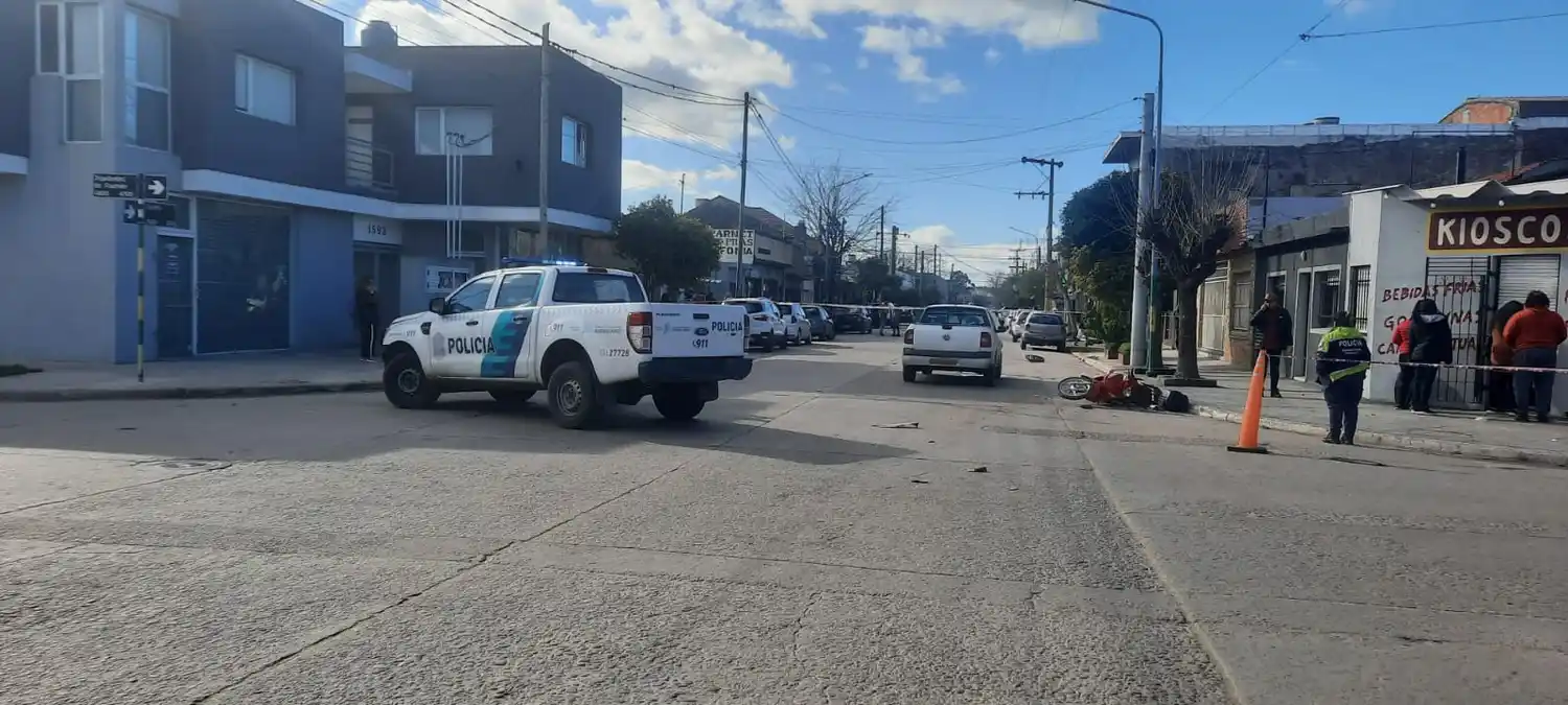 El accidente entre una moto Mondial y un Volkswagen Saveiro ocurrió hoy a las 13.