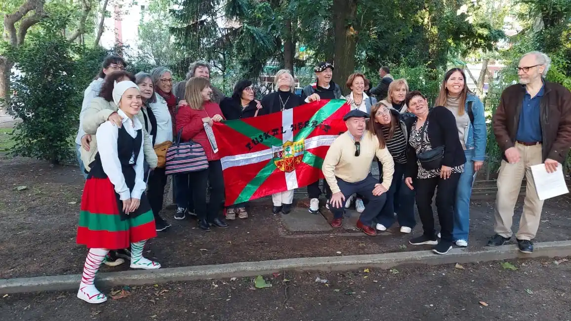 Estudiantes y profesores festejan el Día del Euskera en Plaza San Martín y el Centro Vasco