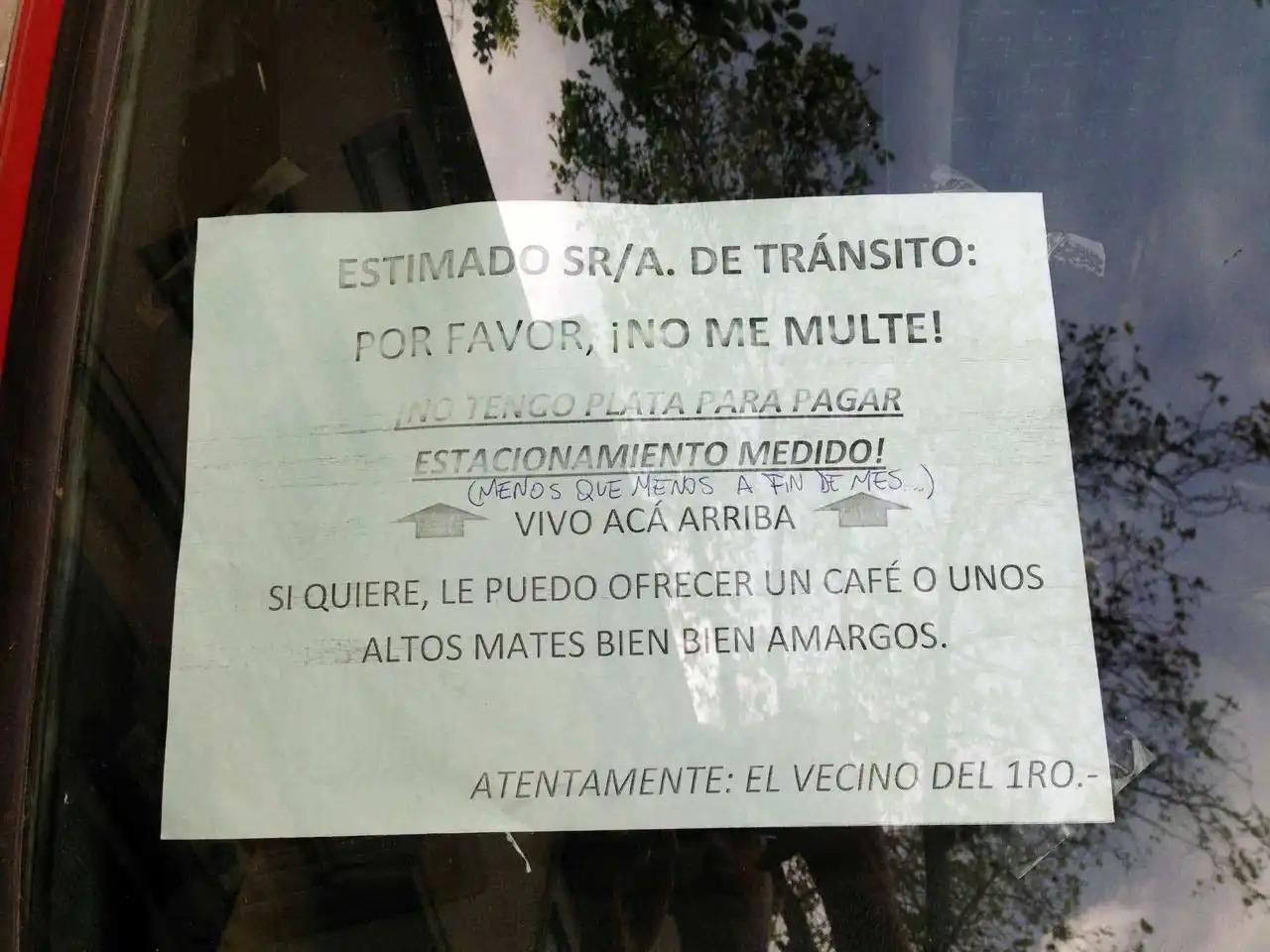 Vecinos enojados por el cobro del estacionamiento medido en su casa