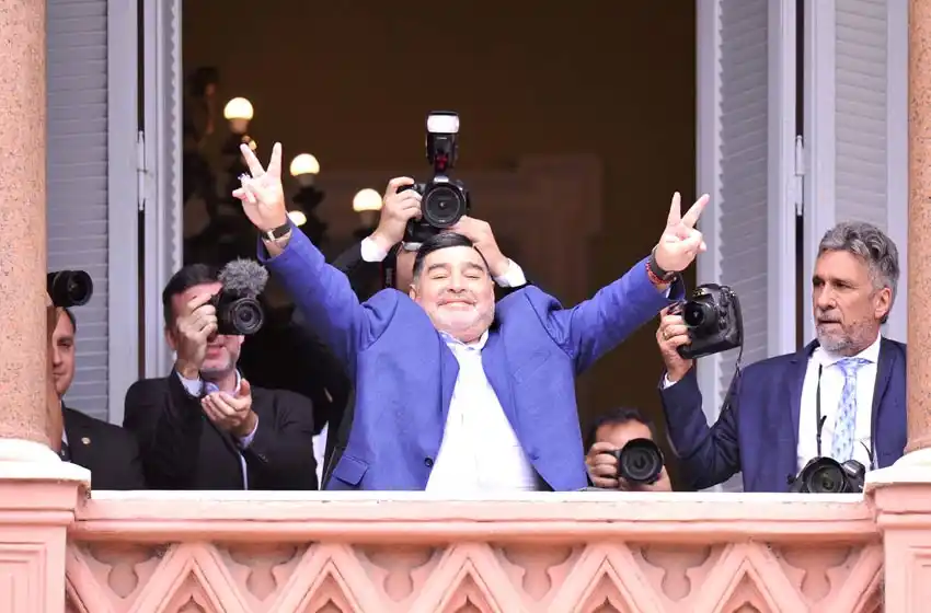 Diego Maradona visitó a Alberto Fernández en Casa Rosada y causó una revolución
