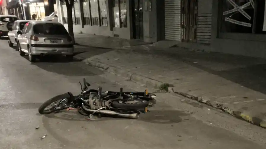 La motocicleta conducida por Bustos luego del impacto