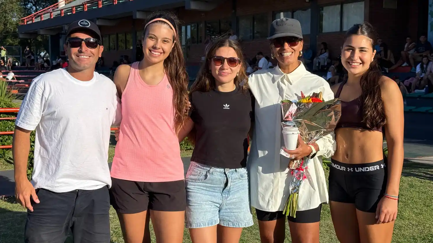La delegación local junto a María Peralta, homenajeada con el torneo que lleva su nombre