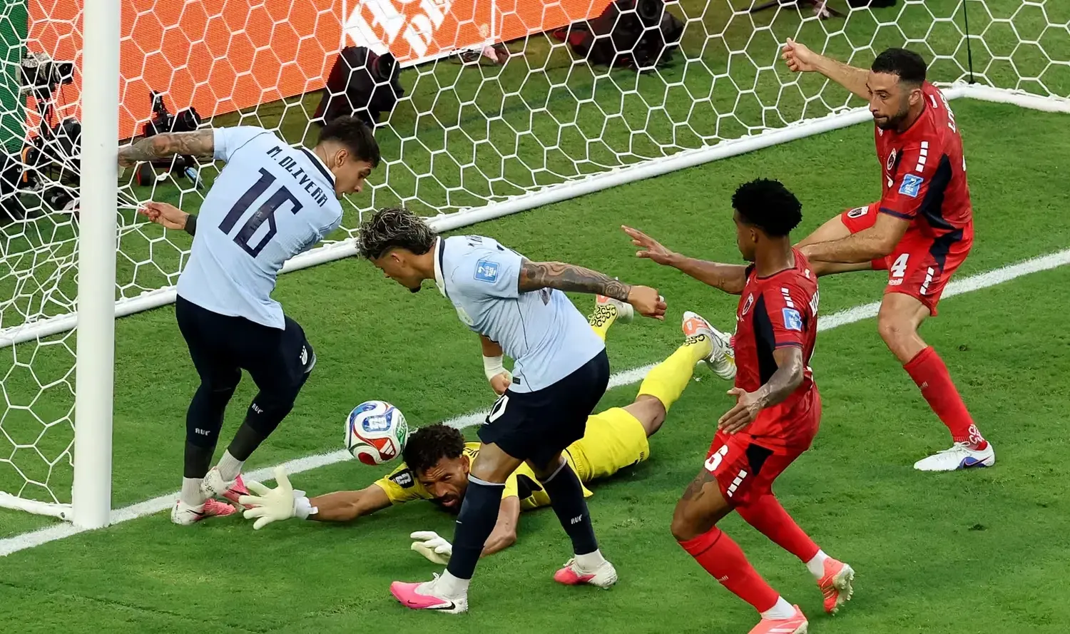 Uruguay y Cabo Verde empataron 2-2 y el Grupo H queda al rojo vivo