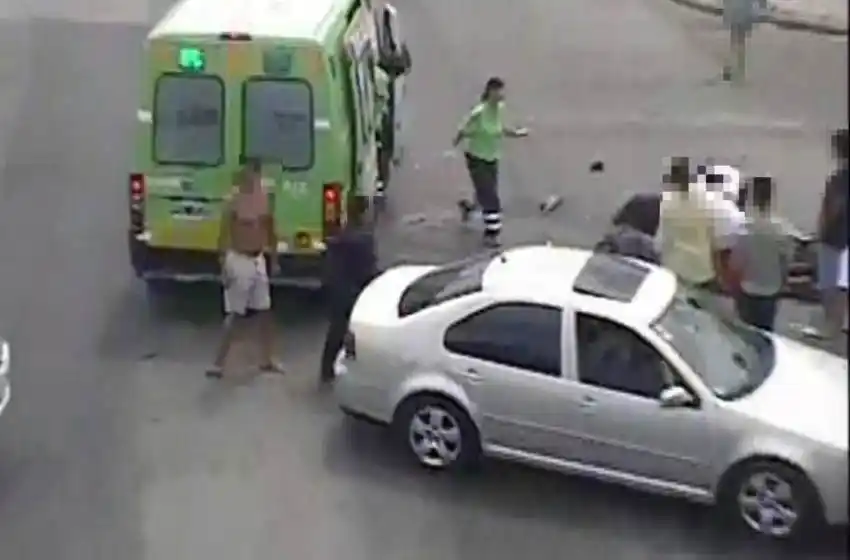 Un joven motociclista está grave tras impactar contra un camión