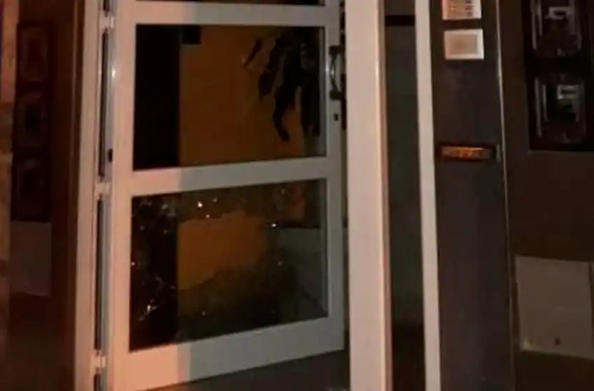 Tiene la entrada prohibida y entró a las patadas