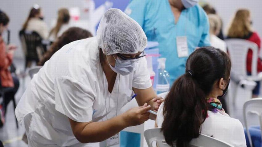 El Gobierno habilitó la quinta dosis para los mayores de 18 años en toda la provincia