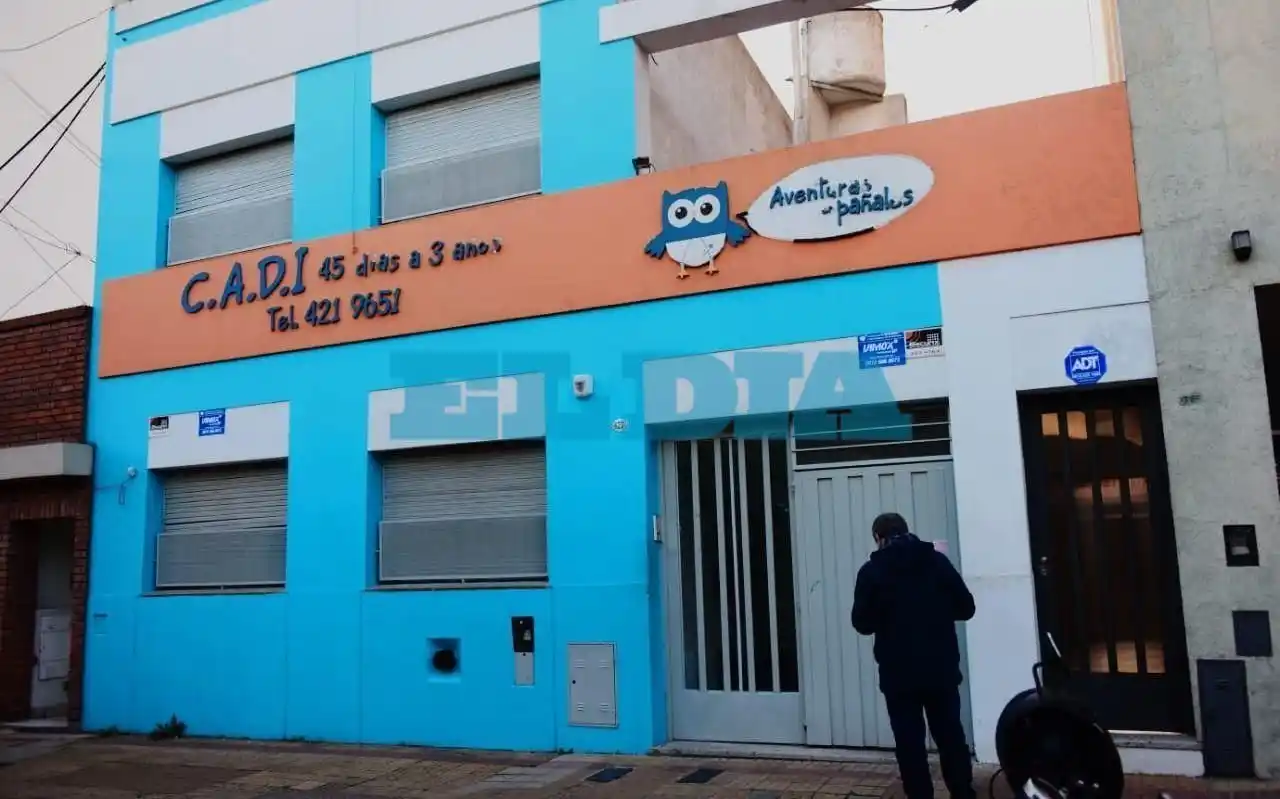 Jardín del horror en La Plata: La docente acusada de golpear e intentar asfixiar a una beba sigue libre