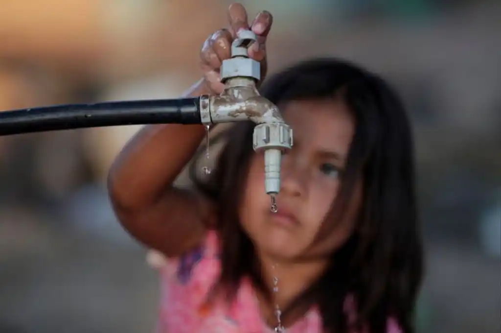 Murió una nena wichí de 2 años tras consumir agua contaminada en Chaco: su hermanita lucha por su vida