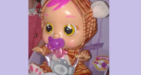 Niña busca su muñeca