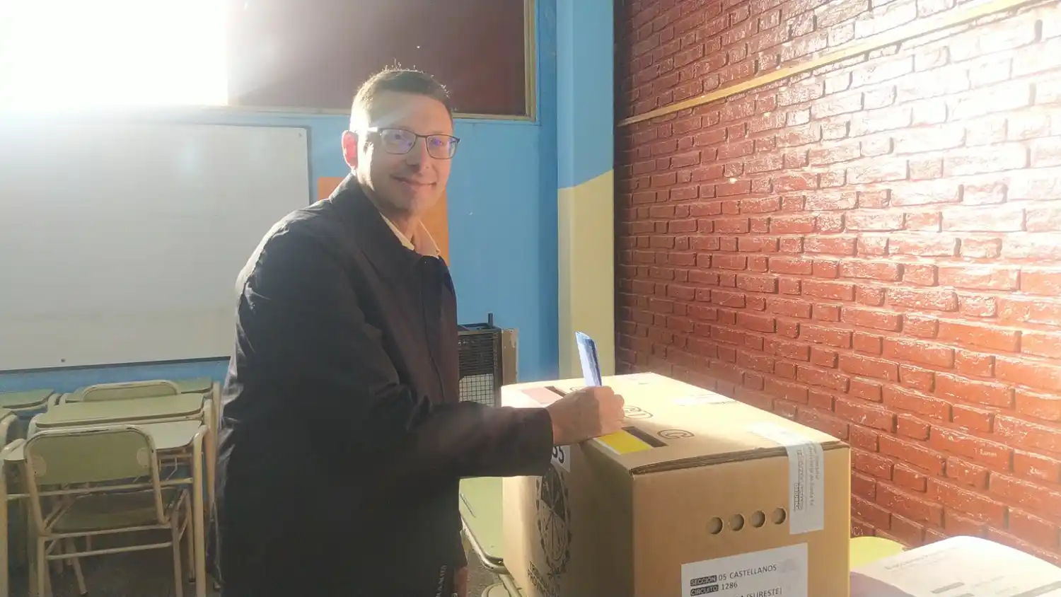 El presidente del Concejo Lisandro Mársico votando - 1