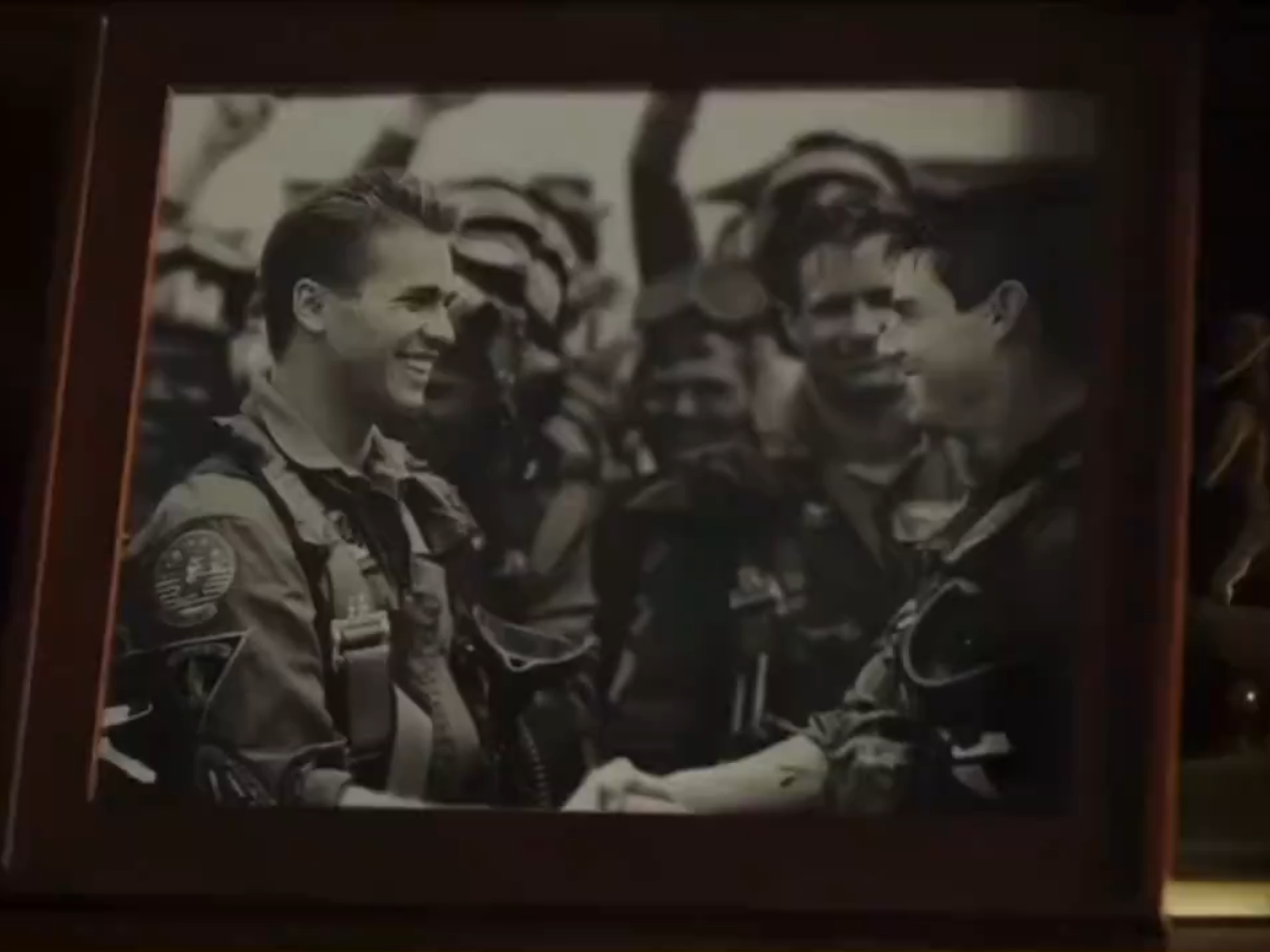 Val Kilmer fue “Iceman” en Top Gun, el piloto que simbolizó precisión y rivalidad aérea con el F-14 Tomcat en el cine.