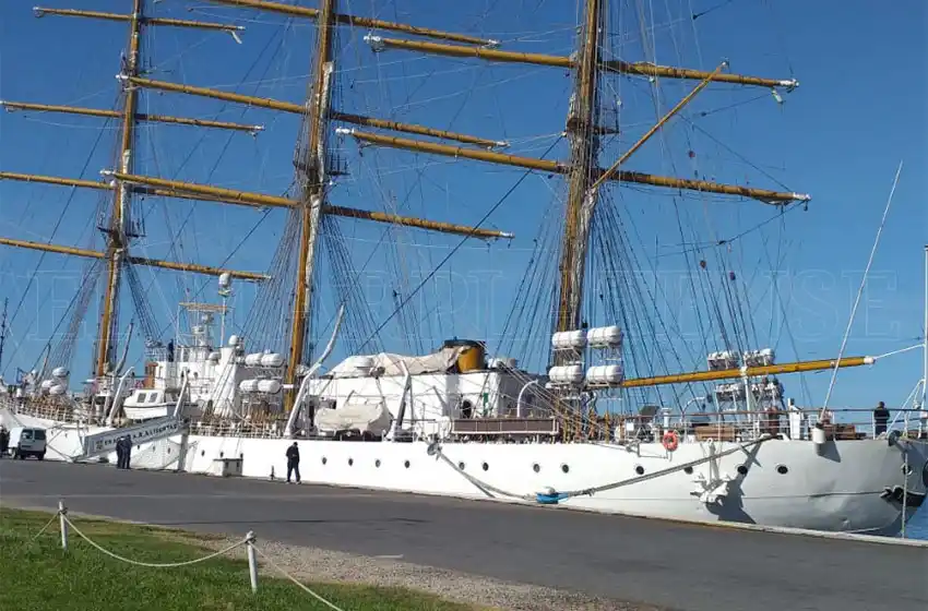 Terminó la reparación de la Fragata Libertad y ya está amarrada en la Base Naval