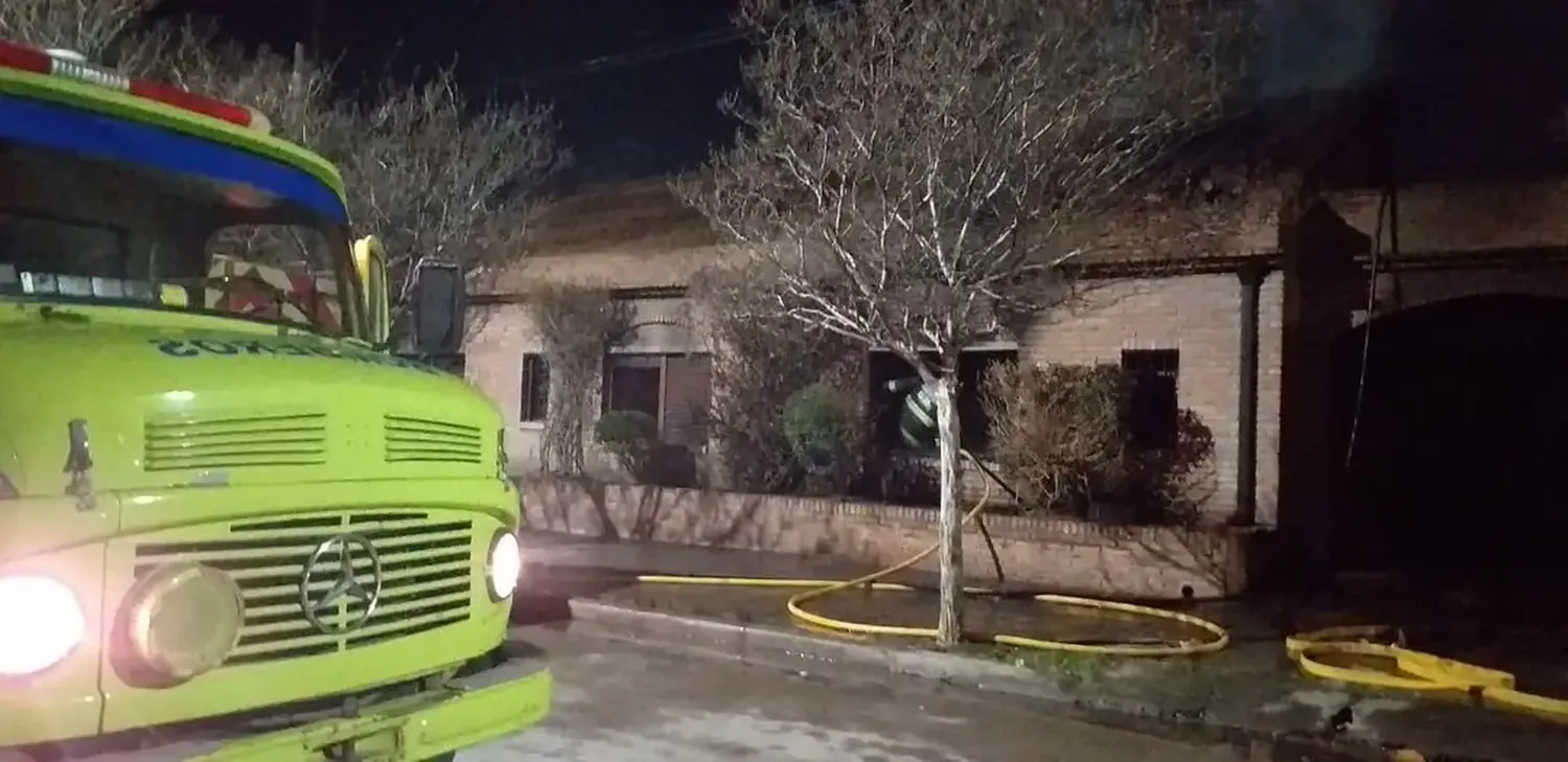 Bomberos en pleno intento de extinción del fuego. Fuente: Radio Ciudad Lobería