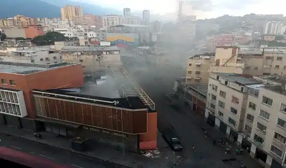 Reportan incendio en galerías Quinta Crespo este #11Oct