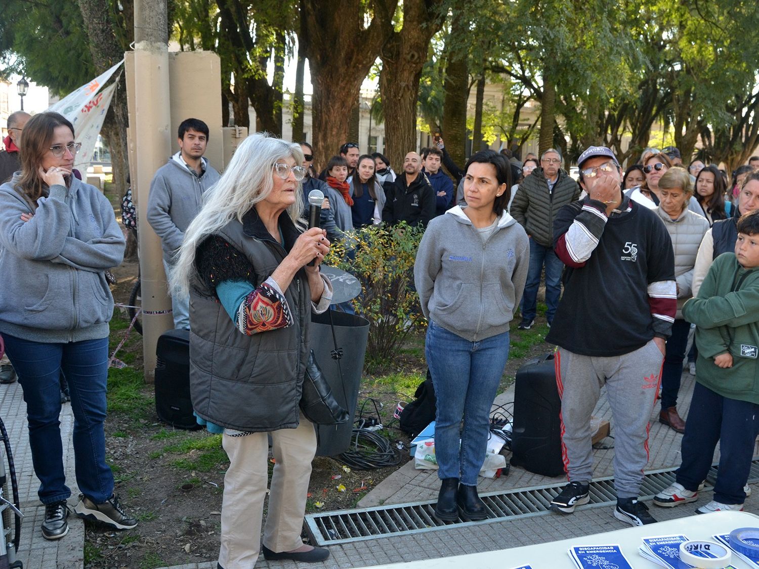 Lucecitas se manifestó ante una crisis que pide soluciones urgentes