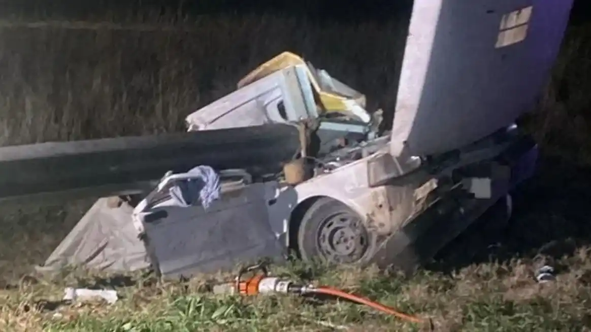 El Fiat 147 quedó destruido tras ser impactado desde atrás por un VW Bora.