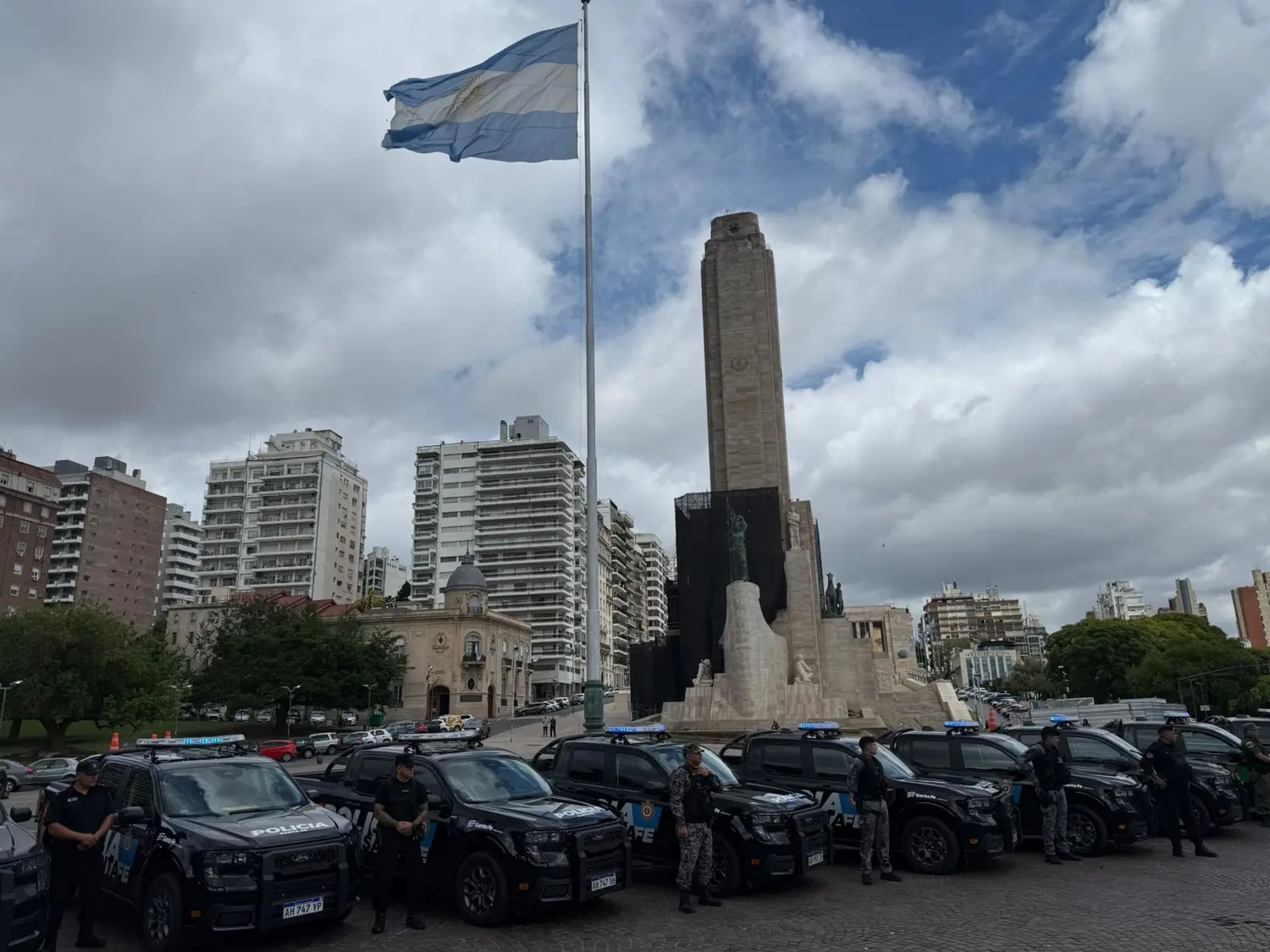 La provincia entregó más de 70 camionetas a la Policía en Rosario: "Son para meterse en cualquier barrio"