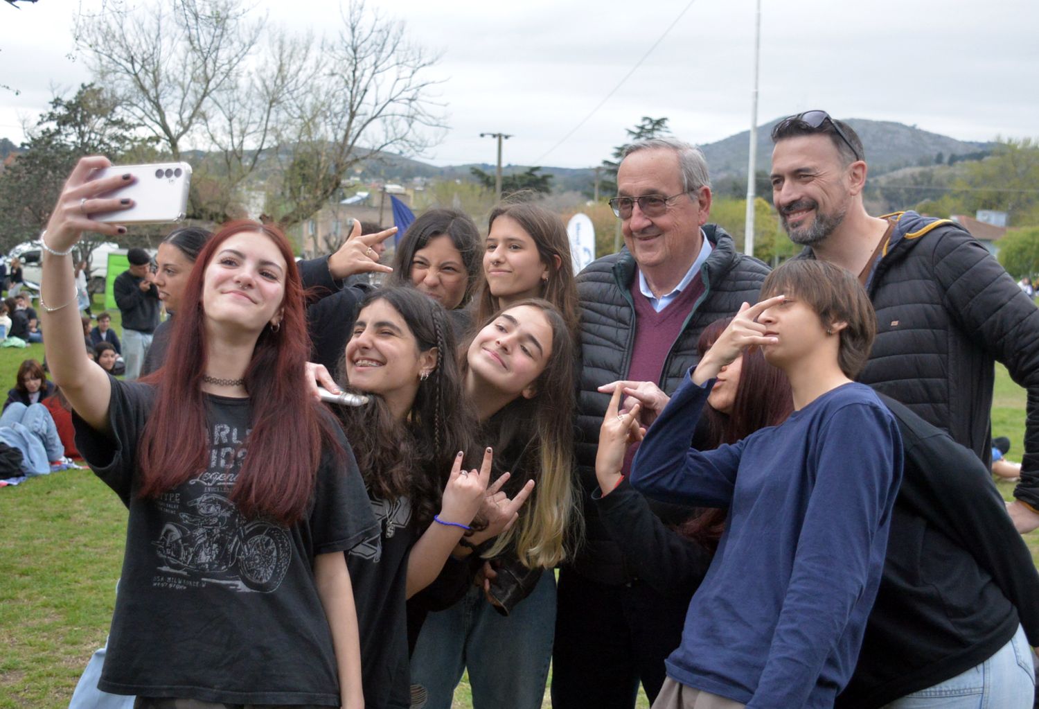 Día de la Primavera en Tandil: estudiantes, escenario y diferentes stands colmaron la Plaza de las Banderas.