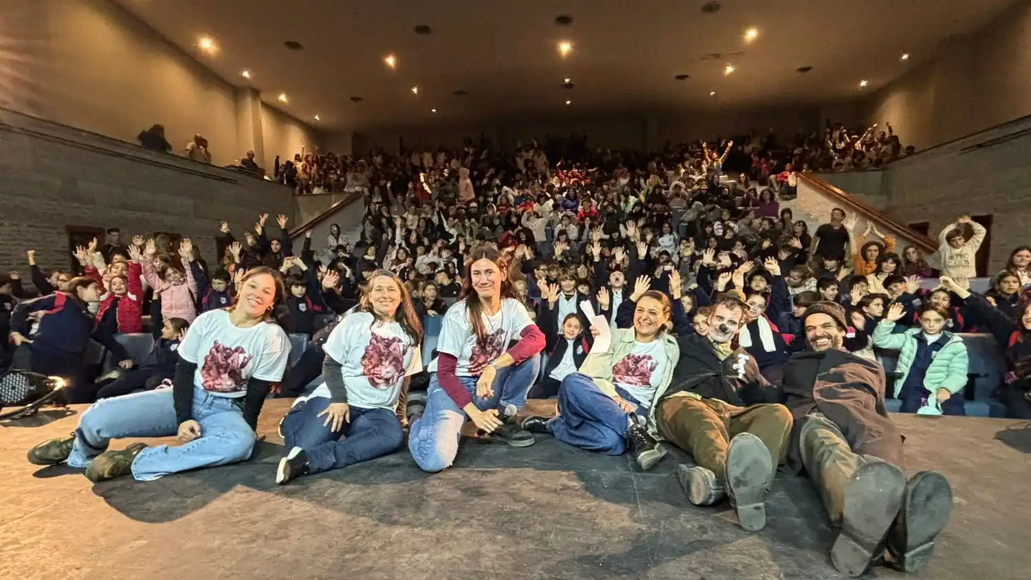 El Teatro Municipal colmado, en una de las obras que alumnos apreciaron el viernes. Participaron escuelas primarias, secundarias y entidades de educación superior (FOTOS DE DIAZ PROYECTO-RAME)