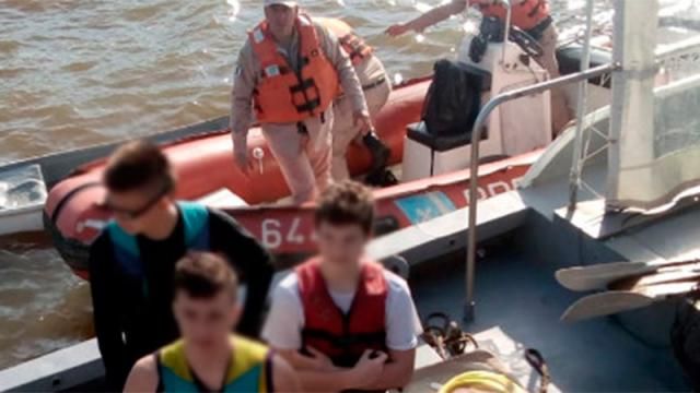 Prefectura rescató a tres adolescentes que cayeron al agua en el río Uruguay