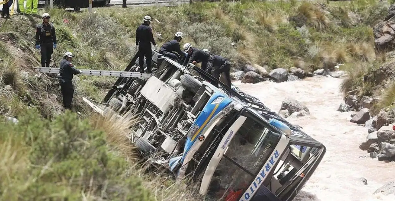 Un ómnibus cayó al abismo en Perú: al menos 17 fallecidos