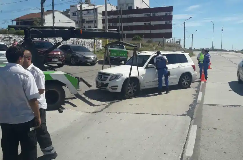 Un piloto del TC Pista se atrincheró en su auto en la costa