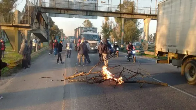 Corte y protesta de trabajadores de Cresta Roja: Denuncian 50 nuevos despidos