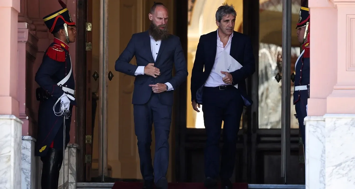 Caputo saliendo de Casa Rosada, el ministro de Economía dará a conocer este jueves un paquete de medidas. Crédito: Reuters.